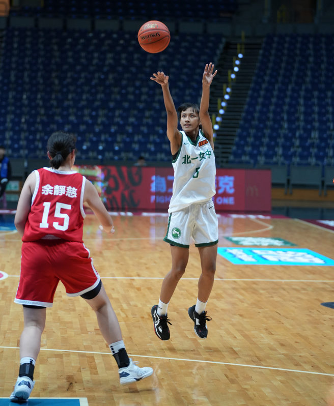 北一女中米靖恩（右）本季穿上5號球衣。（高中體總提供）