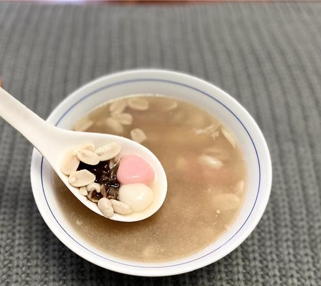 冬至除了吃汤圆外，命理师杨登嵙说，吃这些食物也能开运。(资料照片)