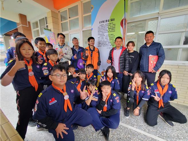 斗南镇重光国小「童军乐音馆」21日启用，邀请捐助「刘坤唐、叶兰妹」奖助学金的家属观礼，后排右四是刘聪志、右三刘鸿安。（周丽兰摄）