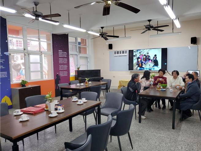 整修后的「童军乐音馆」像交谊厅，取代课桌椅的是餐桌椅，重新粉刷的墙面有童军歌曲、丛林歌曲、音乐名人介绍，是个温馨舒适的音乐欣赏空间。（周丽兰摄）