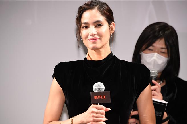 女主角苏菲亚波提拉出席《Rebel Moon—第1部：火之女》首映会。（Netflix提供）