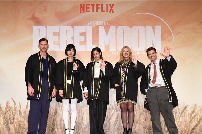 艾德斯柯林（左起）、裴斗娜、苏非亚波提拉、黛博拉史奈德、导演查克史奈德出席《Rebel Moon—第1部：火之女》记者会。