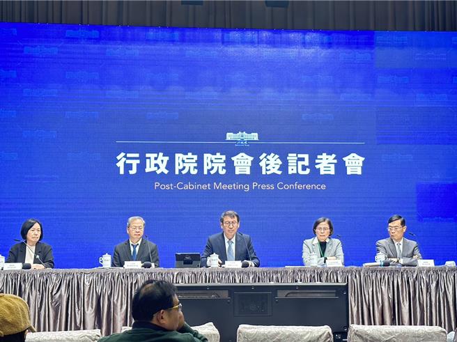 行政院经贸谈判办公室今赴行政院会报告「对中国大陆贸易壁垒调查报告之回应说明」，副总谈判代表杨珍妮、国发会主委龚明鑫、经济部次长陈正祺皆列席。（黄婉婷摄）