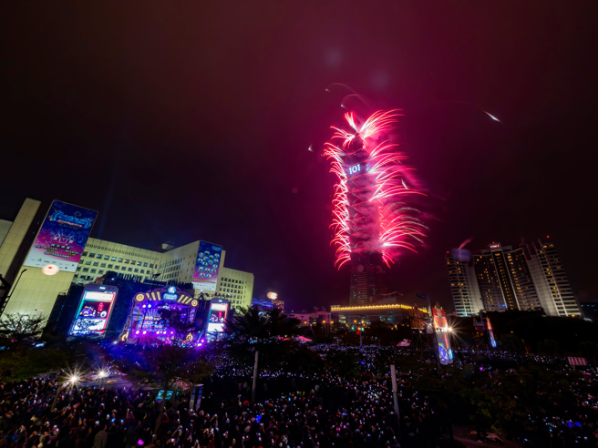 2023年接近尾聲，全台最多人引頸期盼的跨年盛事非台北101的煙火莫屬，今年主題為「彩色世界 Colorful World」，象徵用繽紛的色彩為明年開啟新的篇章。（圖／Shutterstock）