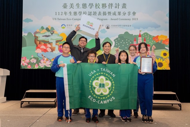 位于中坜工业区的忠福国小与黑松公司仅相隔一条马路，今年获得第二面绿旗。(图/黑松 提供)