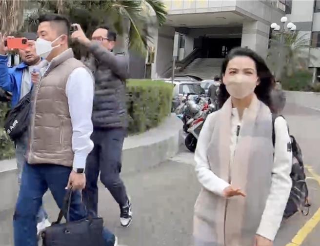 台中地院21日开庭审理顏宽恒沙鹿区豪宅涉假交易案，及诈领助理费案，顏宽恒（左）与妻子陈丽凌（右）准时到庭应讯。（王煌忠摄）