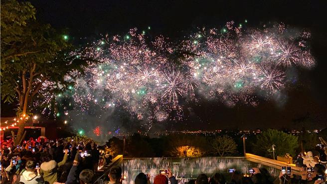 跨年倒数时刻，饭店将施放180秒梦幻烟火秀陪民眾送旧迎新，目前订房逾9成，预计届时将有超过500位旅客一同迎新年。(礁溪老爷酒店提供)