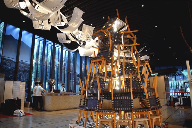 永续圣诞树由49张餐厅废弃椅子打造而成，响应永续理念，有延续二手物使用年限的用心。(礁溪老爷酒店提供)