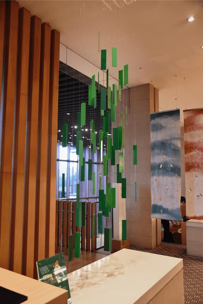 礁溪老爷永续圣诞布置，以客房内浴池桧木制成木片，重新组成吊挂，营造浓浓耶诞气息。(礁溪老爷酒店提供)