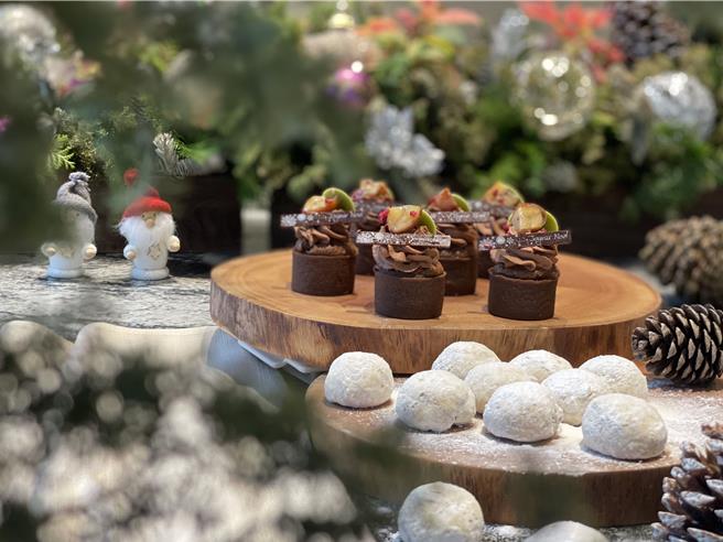 礁溪老爷圣诞晚会提供美食美酒无限畅饮，还有手工精致圣诞甜点，暖心又暖胃。 (礁溪老爷酒店提供)