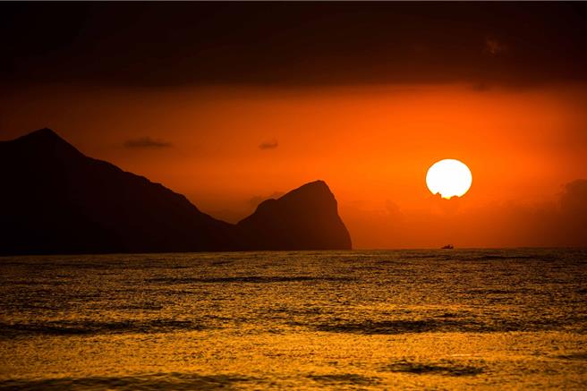 2024年元旦清晨，饭店业者会带领旅客迎曙光，欣赏海天一线与龟山岛美景。(礁溪老爷酒店提供)