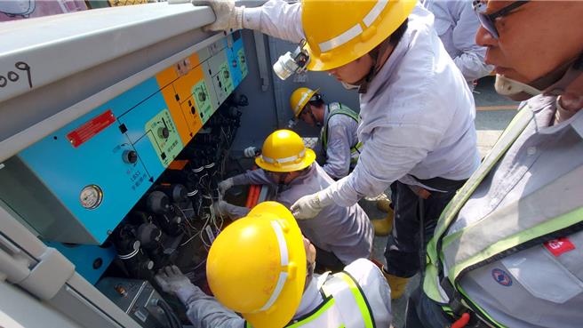 施工課同仁於歲修期間，將一般的四路氣封室開關汰換為四路自動化開關。（台電提供）