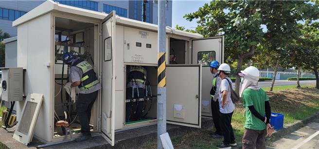 廠商機電人員針對自有的高壓用戶計費電表組進行設備、線路的擦拭及點檢。（台電提供）
