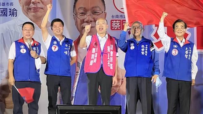 時隔1年，名列國民黨不分區立委第一位的韓國瑜24日下午平安夜將到台南市新營區為周宏昌站台。圖為韓國瑜（中）去年11月底到新營區為國民黨籍市議員候選人助選。（本報資料照片／張毓翎台南傳真）