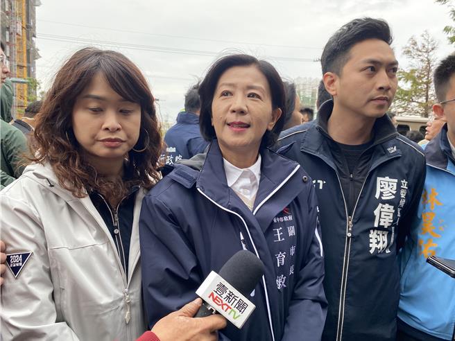 台中市副市長王育敏（左2）說，捷運藍線快通過，送給市民新年禮物，另海線鐵路高架化，則要爭取中央最大補助。（張妍溱攝）