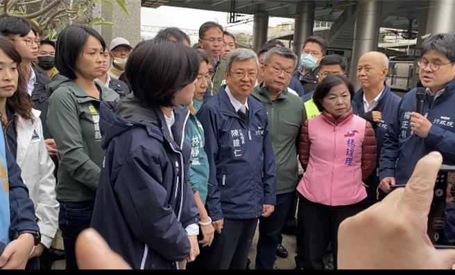 行政院長陳建仁（右4）21日到台中市沙鹿區視察「台中海線鐵路雙軌化」規畫辦理情形。（張妍溱攝）
