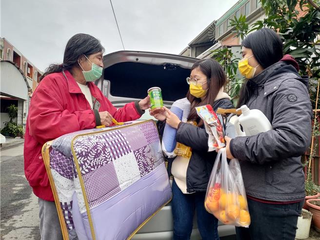 低温来袭，云林县善心人士21日捐赠232件棉被给弱势家庭，由云林家扶社工们第一时间宅急便到家。（张朝欣摄）