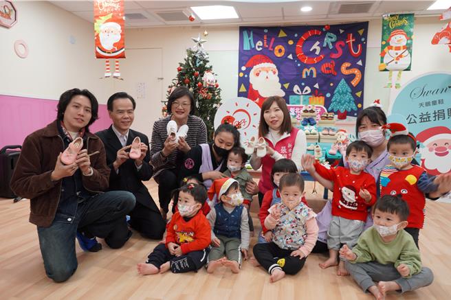 美萬新企業總經理王秋鴻（左二）在新北市議員張維倩（左四）的媒合下，捐贈450雙天鵝童鞋，由社會局長李美珍（左三）代表接受。（新北市社會局提供）