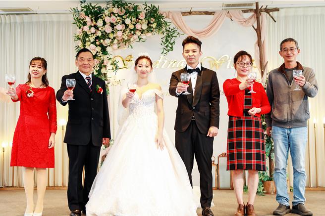 年輕男女結婚，婦女生產後的護理補助沒有全國一致性政策，立委林思銘將爭取補助產後護理費用。（羅浚濱攝）