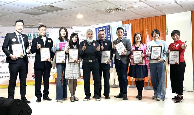 港都电台「2023动员港都的爱」公益活动号召爱心企业一同关怀失智症－巴金森氏症及照顾者。（港都电台提供／林雅惠高雄传真）