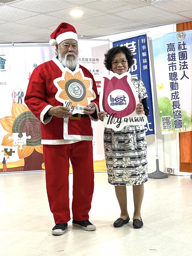 港都电台副董事长孙国祥（左）特别化身圣诞老公公，为照顾者送上疗癒纾压大礼包。（港都电台提供／林雅惠高雄传真）