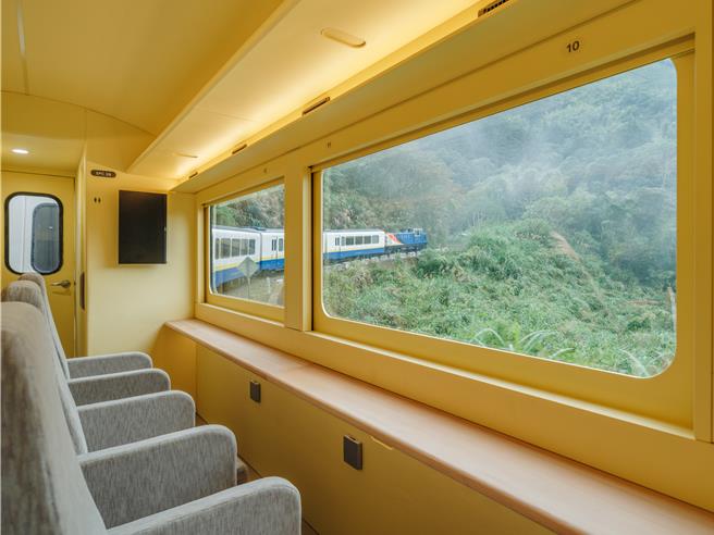 阿里山林铁「栩悦号」瞭望席瞭望美景。（筑点设计股份有限公司提供）