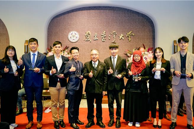 台大於21日舉行「112學年度各類獎學金頒獎典禮」，會中總共頒發11項獎助學金項目。(台大提供)