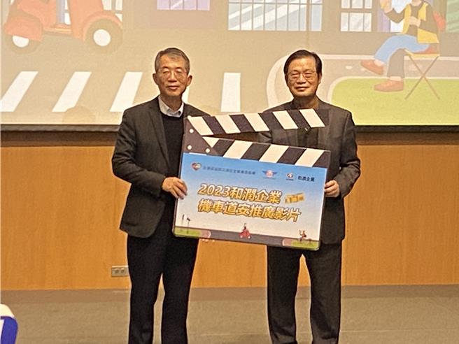 公路局与和润企业合作，宣导机车道路安全意识。（陈佑诚摄）