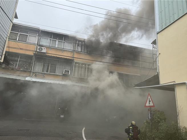 台中市太平區中山路1處3樓透天民宅21日下午傳出火警，濃煙狂竄，79歲林姓婦人疑似逃生不及傳出憾事。（民眾提供／潘虹恩台中傳真）