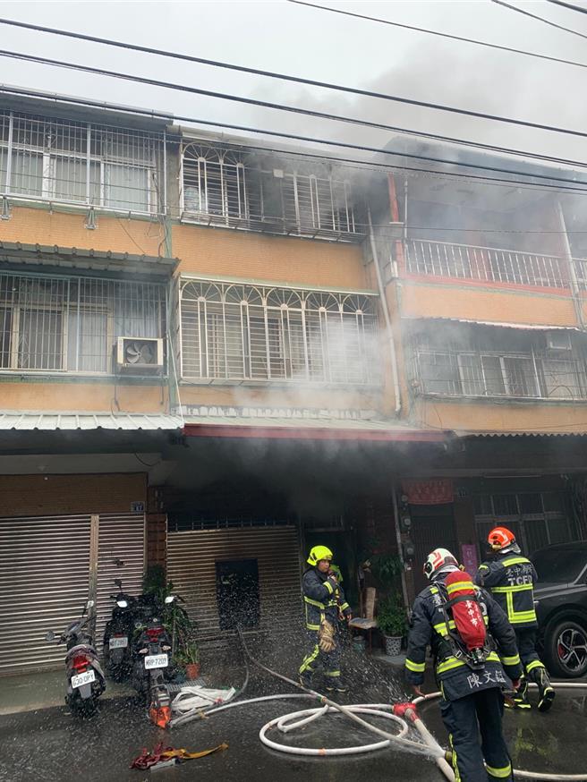 台中市太平區中山路1處3樓透天民宅21日下午傳出火警，濃煙狂竄，警消獲報立即前往現場灌救，約30分鐘左右將火勢撲滅。（民眾提供／潘虹恩台中傳真）