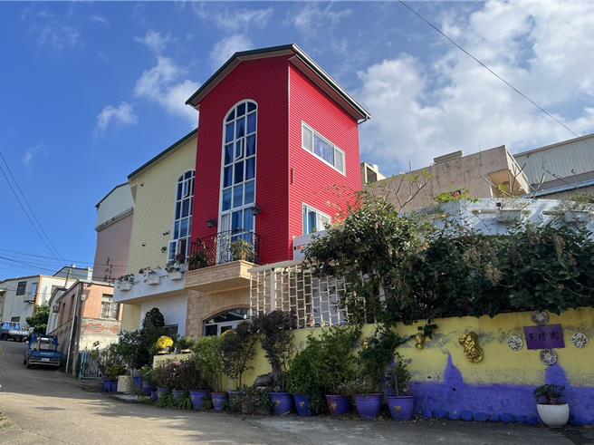 苗栗县公馆乡台6线上社区摇身一变成「紫晴园」。（苗栗县政府提供／李京升苗栗传真）