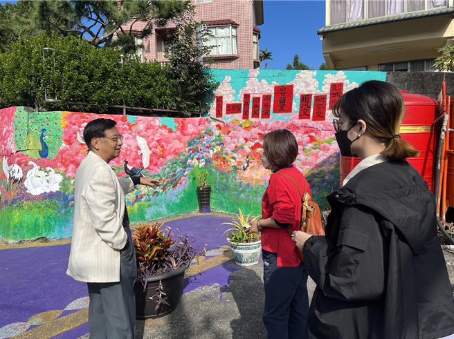 于传骐介绍其创作。（苗栗县政府提供／李京升苗栗传真）