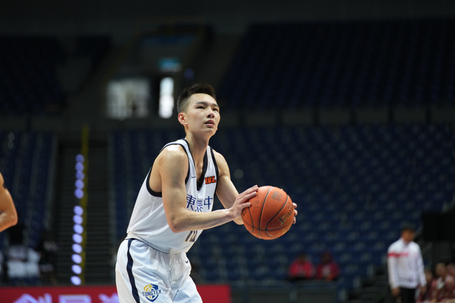 東泰高中傅宥翔全場投進8記三分球，狂飆34分。（高中體總提供）