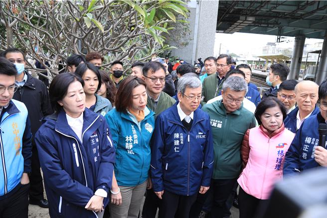 行政院长陈建仁（右4）21日到台中市沙鹿区视察「台中海线铁路双轨化」规画办理情形。（张妍溱摄）