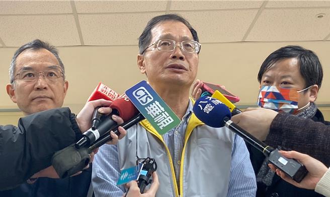 北市交通局副局長陳榮明（圖）21日表示，除了台北市政府周圍將比照往年，自當天晚間7時起分3階段管制，台北捷運也將按照慣例，連續42小時營運不收班，交通局也呼籲民眾，若要來參加跨年晚會，應多搭大眾運輸工具、不開車。（丁上程攝）