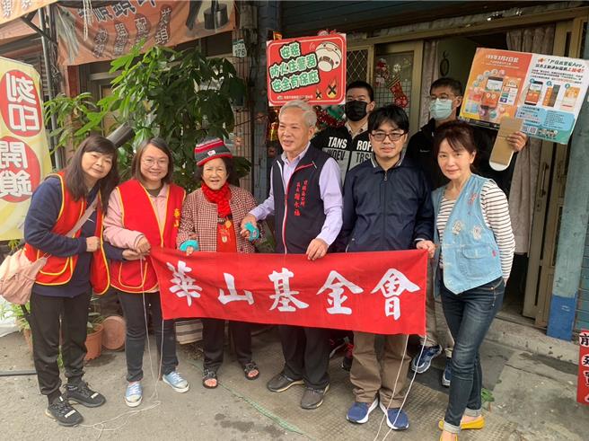 区长谢水福带领同仁及替代役男，前往吴阿嬷家关怀及协助打扫，帮其住所布置圣诞树，营造欢乐气氛，送上佳节祝福，让阿嬷相当感动，开心得合不拢嘴。（华山基金会提供／林雅惠高雄传真）