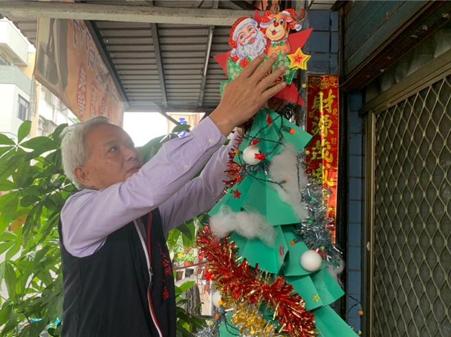 区长谢水福带领同仁及替代役男，前往吴阿嬷家关怀及协助打扫，帮其住所布置圣诞树，营造欢乐气氛，送上佳节祝福，让阿嬷相当感动，开心得合不拢嘴。（华山基金会提供／林雅惠高雄传真）