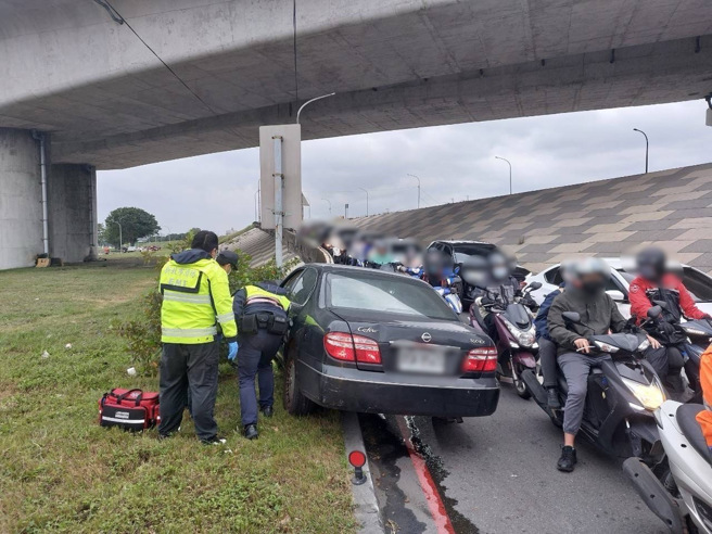 轿车自撞对向车道的水泥护栏，驾驶弃车逃逸。（翻摄画面）