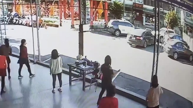 警方於現場逮捕3名面交車手，逮捕過程就在新店區玫瑰路的社區大樓前，一群跳舞大媽見狀驚慌落跑。（翻攝畫面）