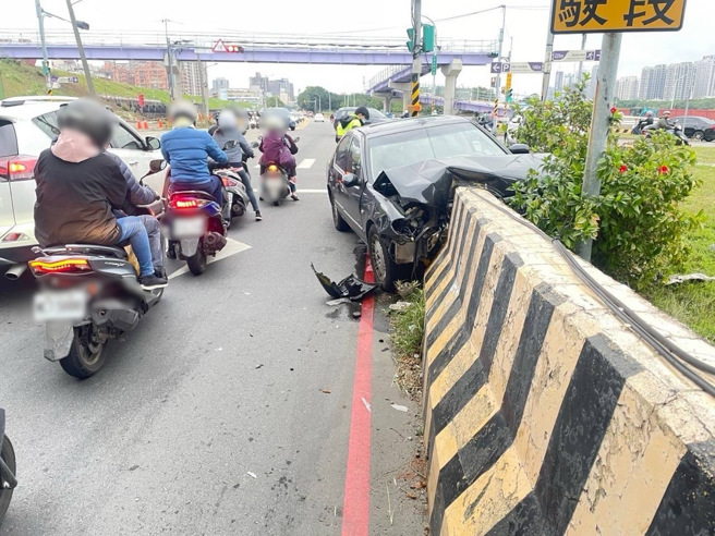 轿车自撞水泥护栏，所幸未波及其他用路人。（翻摄画面）