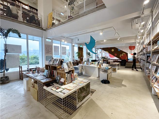 基隆市文化局以「共讀基隆24HR」為主題，與書店及一般商家合作，除了提升書店服務內涵與品質，改善空間與延長服務時間外，並擴大至各類特色場域、旅店、咖啡廳等，營造嶄新閱讀體驗。圖為太平青鳥書店。（基隆市文化局提供／徐佑昇基隆傳真）