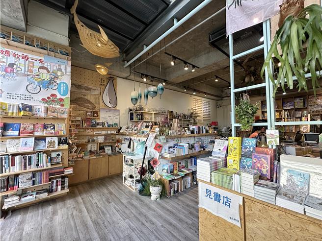 基隆市文化局以「共讀基隆24HR」為主題，與書店及一般商家合作，除了提升書店服務內涵與品質，改善空間與延長服務時間外，並擴大至各類特色場域、旅店、咖啡廳等，營造嶄新閱讀體驗。圖為見書店。（基隆市文化局提供／徐佑昇基隆傳真）