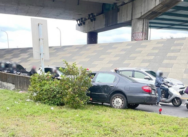 轿车自撞水泥护栏，所幸未波及其他用路人。（翻摄画面）