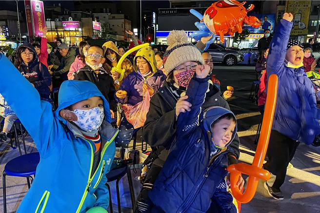 积极争取立委连任的林思铭，在竹北竞总举办第1场亲子活动后，23日将在竹东五谷宫举办「耶诞欢乐派对巨星演唱会」，抢攻亲子票。（罗浚滨摄）