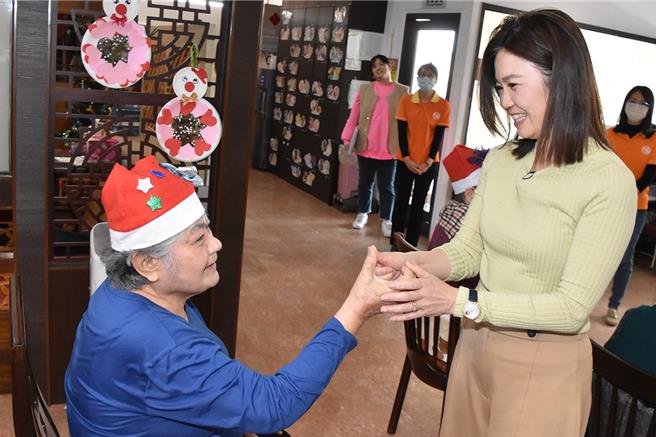 京美集团董事长吕丽美（右）21日造访魏爱伦学苑送暖报佳音，并与长辈打勾勾立下「每年相聚欢」的最美约定。（切肤之爱基金会提供／孙英哲彰化传真）