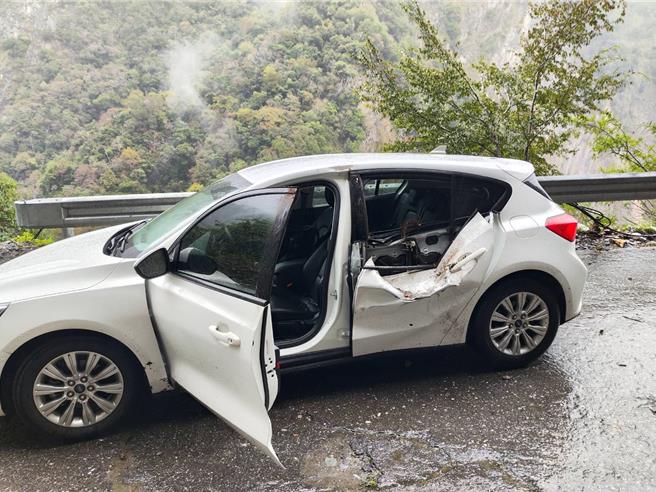 德籍男子隻身駕車到中橫天祥旅遊，碰上落石砸中車輛，現場相當驚險。（花蓮縣警局提供／王志偉花蓮傳真）