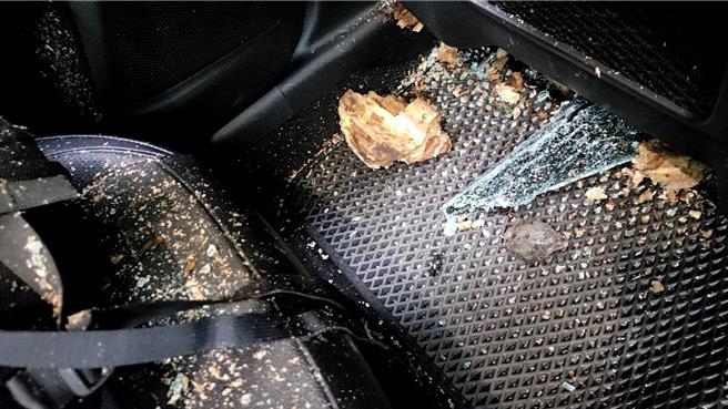 車輛左後方被石塊砸出一大洞。（花蓮縣警局提供／王志偉花蓮傳真）
