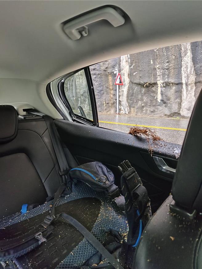 車輛左後方被石塊砸出一大洞。（花蓮縣警局提供／王志偉花蓮傳真）