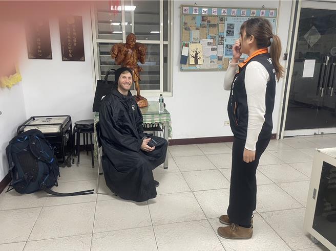 德國籍40歲男子Robert，隻身到花蓮旅遊，卻遇上落石砸車，被帶到派出所暫時休息。（花蓮縣警局提供／王志偉花蓮傳真）