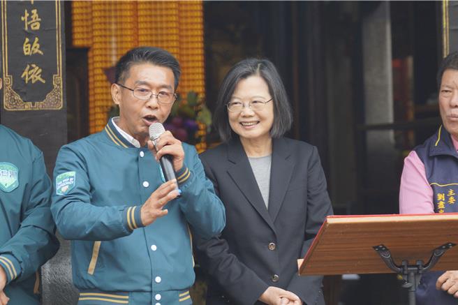 總統蔡英文南下高雄鳳山龍山寺為黨籍候選人許智傑站台，許智傑提蔡英文執政就如「爸爸媽媽」般照顧人民，要讓蔡英文路線延續繼續照顧台灣人民。（任義宇攝）